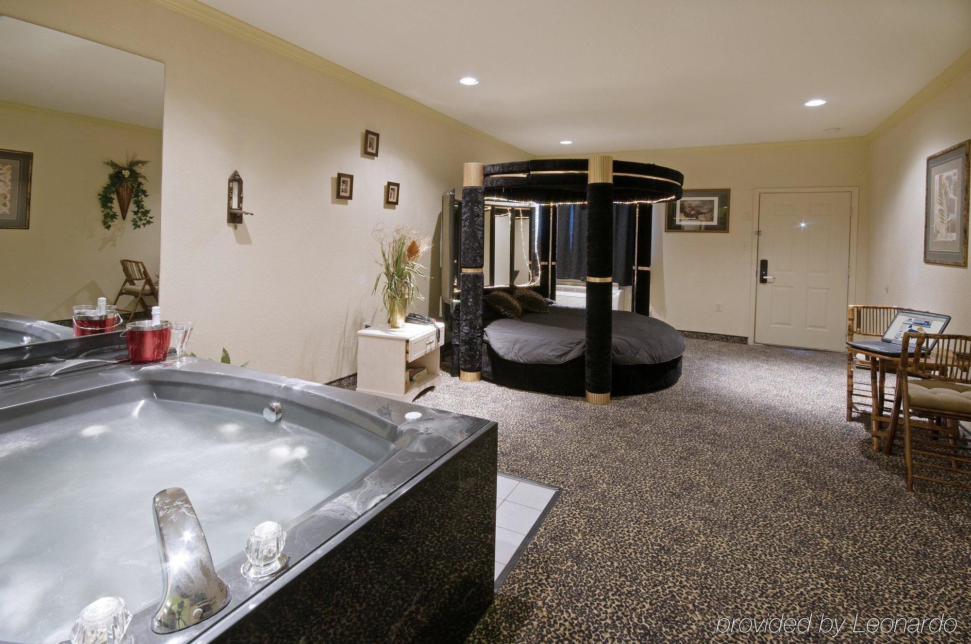 Americas Best Value Platinum Inn & Suites Aldine Room photo